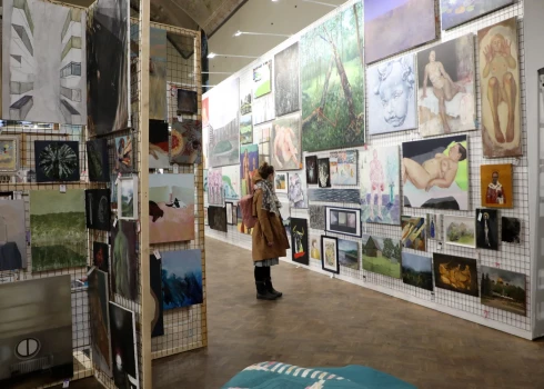 ФОТО: в Академии художеств проходит традиционная выставка и распродажа студенческих работ