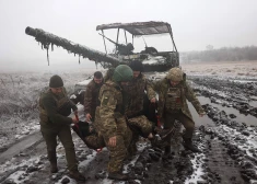 Ukrainas tanku apkalpe netālu no frontes līnijas Bahmutas virzienā praktizē biedra evakuāciju. 2023. gada 15. decembris.