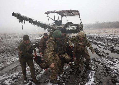 Ukrainas tanku apkalpe netālu no frontes līnijas Bahmutas virzienā praktizē biedra evakuāciju. 2023. gada 15. decembris.