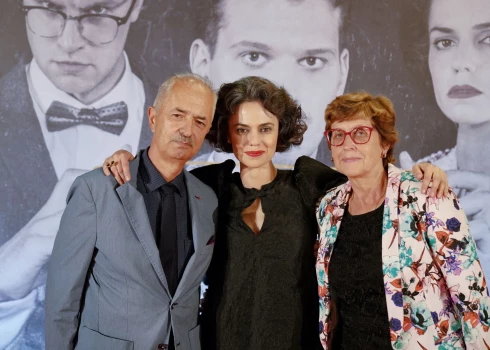 Dārta ar tēti Jāni Daneviču un mammu Zitu Daneviču šoruden, svinot "Leopoldštates" pirmizrādi Dailes teātrī.