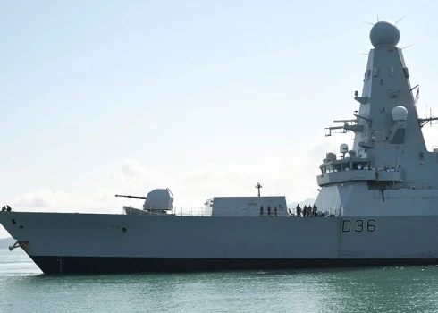 Lielbritānijas Karaliskās karaflotes kuģis Sarkanajā jūrā notriecis uzbrukuma lidrobotu