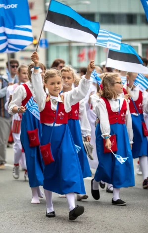 Skolēni Tallinas ielās. (Ilustratīvs foto.)
