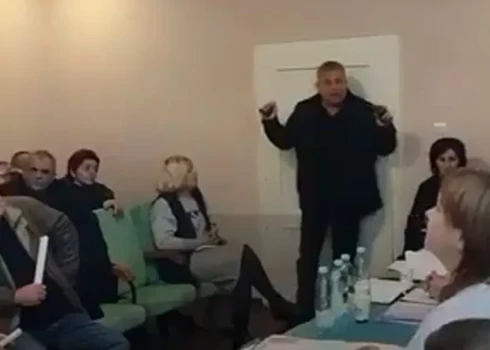VIDEO: Ukrainas ciema padomes deputāts sēdes laikā uzspridzina granātas