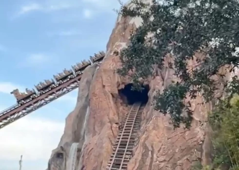 ВИДЕО: туристы на полчаса застряли на скале из-за сломанных американских горок