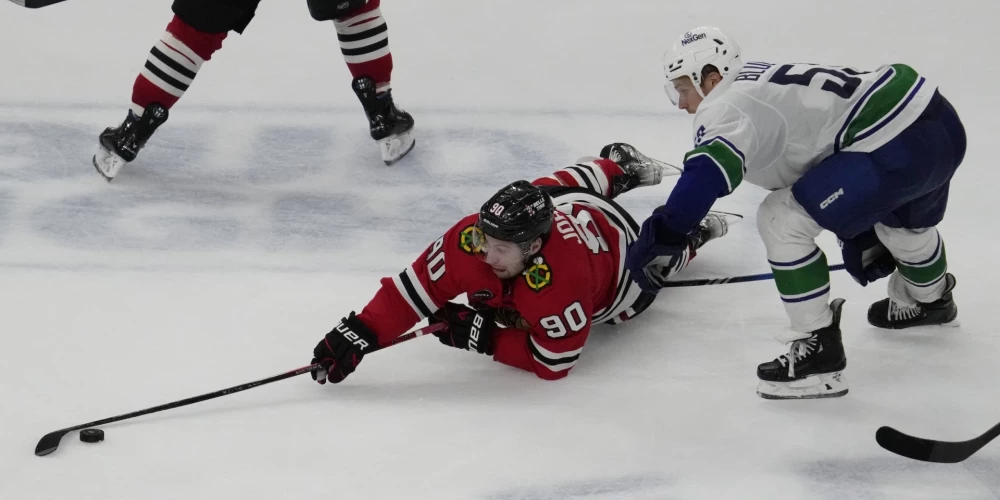 VIDEO: Bļugeram rezultativitātes punkts trešo NHL spēli pēc kārtas; Henrikam karjerā pirmais "hat-trick"