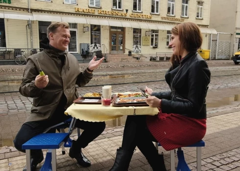 VIDEO: pica krišnaītu ēstuvē?! Rihards Lepers ar Sandu Dejus slepeni ieturas restorānā "Rāma"