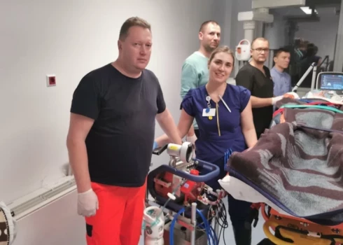 Тяжело пострадавшего в трагическом ДТП молодого человека перевозят в Восточную больницу, используя уникальную в Латвии систему