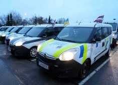 FOTO: uz Ukrainu devies Valsts policijas ziedoto transportlīdzekļu konvojs
