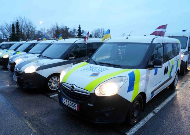 Uz Ukrainu devies Valsts policijas ziedoto transportlīdzekļu konvojs.