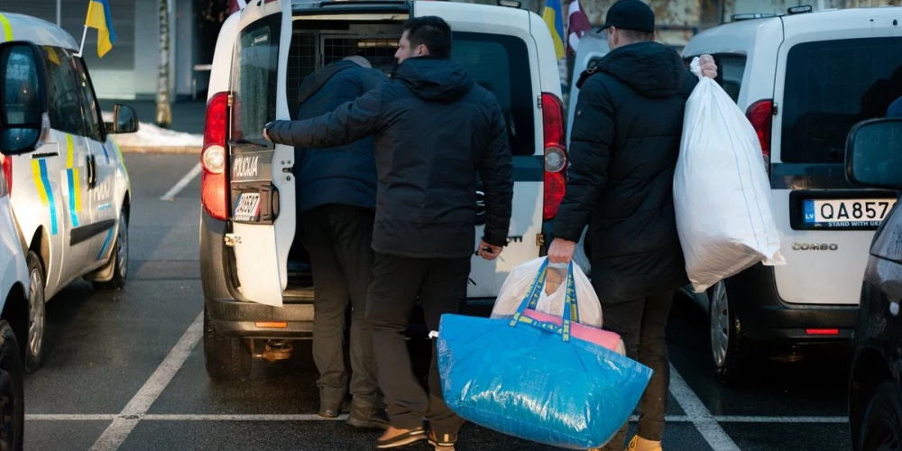 Uz Ukrainu devies Valsts policijas ziedoto 20 transportlīdzekļu konvojs