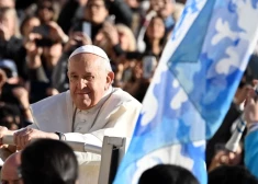 Sākotnējā atbildē Francisks ieteica, ka šādas svētības varētu tikt dotas noteiktos apstākļos, ja rituāls nelīdzinās laulību ceremonijai.