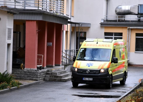 Slimnīcas lielākais kapitāldaļu turētājs, Daugavpils pašvaldība, otrdien tiksies ar veselības ministru Hosamu Abu Meri, lai runātu par Latvijā lielākā reģionālā veselības aprūpes pakalpojumu sniedzēja vismaz daļēju nodošanu valstij.