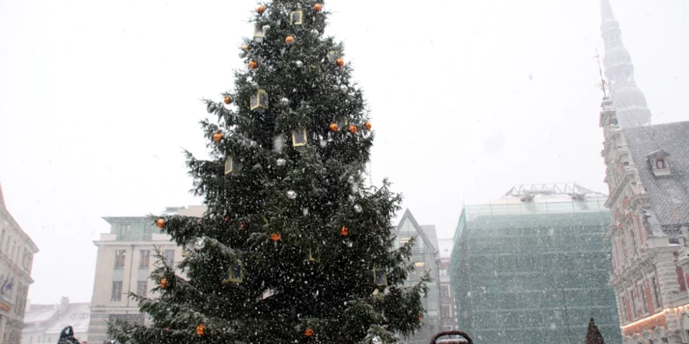 Rīgas Rātslaukuma Ziemassvētku eglē būs Ukrainas atbalstam veltīti rotājumi

