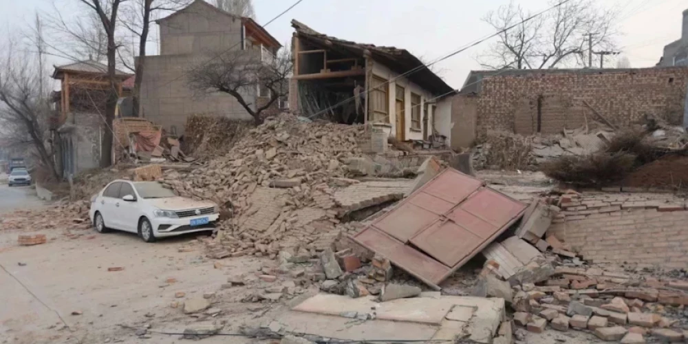 В Китае при землетрясении погибли более 100 человек, свыше 400 ранены