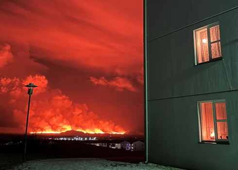 Небо стало красным: в Исландии началось крупное извержение вулкана
