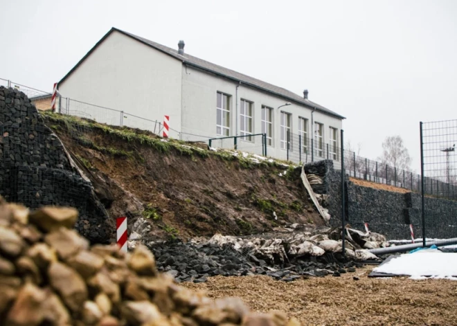 Aizkraukles stadionā nobrukusi daļa sienas; pašvaldība plāno tiesāties