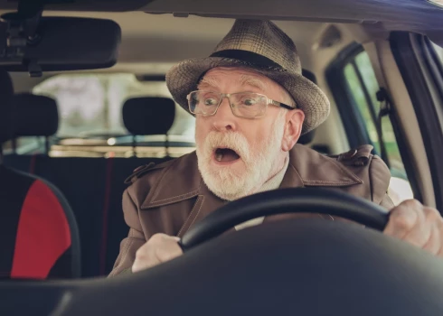 Нужно ли ограничивать права водителей старшего возраста? Что думают латвийцы