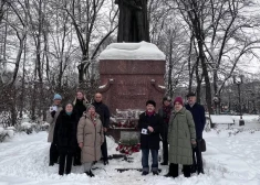 “Par godu Mihaila Barklaja de Tolli dzimšanas dienai notika ziedu nolikšanas ceremonija pie izcilā krievu karavadoņa, 1812. gada Tēvijas kara varoņa, pieminekļa. Piemiņas pasākumā piedalījās Krievijas vēstniecības Latvijā diplomāti, sabiedrisko organizāciju pārstāvji, tautieši,” teikts agresorvalsts vēstniecības “Facebook” kontā, ievietotas arī bildes.