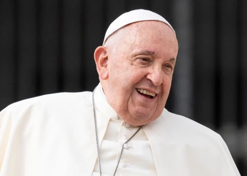Ватикан идет на уступки! Папа римский разрешил благословлять однополые пары