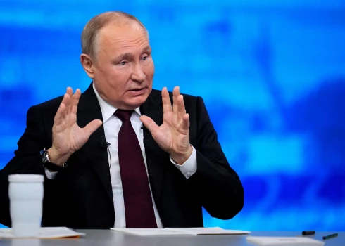 Aiz propagandas priekškara: Putina runas cildināšanas paraugstunda