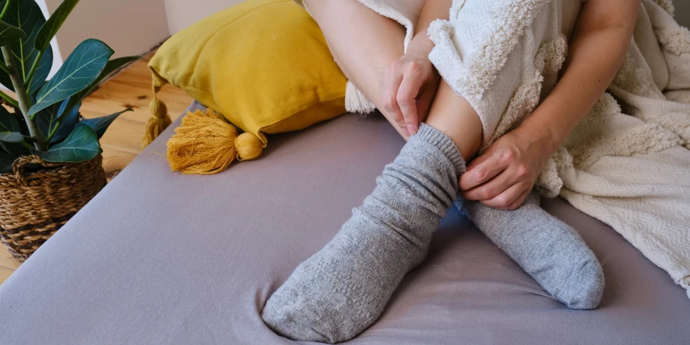 Kāpēc guļot ļoti salst kājas?