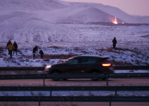 Ļaudis ziņkāri vēro vulkāna izvirdumu (foto: Scanpix / EPA)