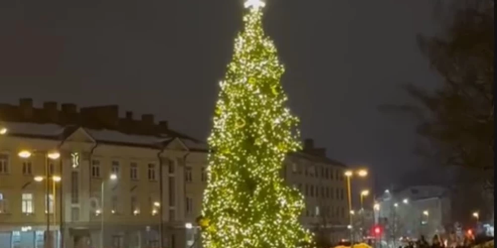 VIDEO: Valmieras Ziemassvētku eglei kāds "izgrauzis" pamatīgu caurumu