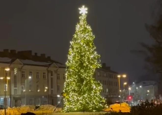 VIDEO: Valmieras Ziemassvētku eglei kāds "izgrauzis" pamatīgu caurumu