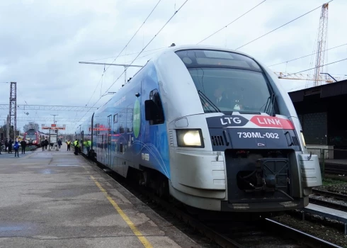 FOTO:  lietuvieši atrāda vilcienu, ar kuru vedīs uz Viļņu
