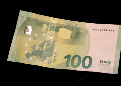 100 eiro banknote.