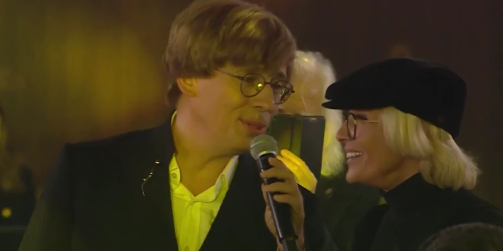 VIDEO: Maksims Galkins uzņēmēja Krūmiņa jubilejā izcili atdarina Raimondu Paulu un dzied kopā ar Laimu Vaikuli