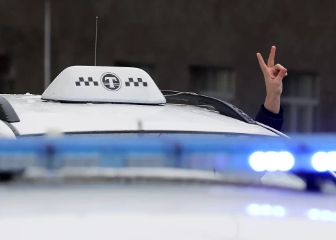Spiegošanā Krievijas labā apsūdzētais taksists atbrīvots no apcietinājuma
