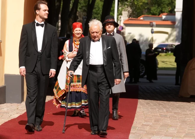   Vasarā Rīgas pilī uz Valsts prezidenta Edgara Rinkēviča inaugurācijas ceremoniju Ģirtu Jakovļevu pavadīja dēls Jorens Jakovļevs.