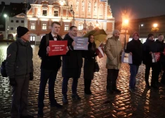 Biedrība "Austošā Saule" rīko piketu pretī Rīgas domei, lai aicinātu pilsētu demontēt Krievijas impērijas ģenerāļa Barklaja de Tolli pieminekli Esplanādē.