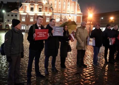 Biedrība "Austošā Saule" rīko piketu pretī Rīgas domei, lai aicinātu pilsētu demontēt Krievijas impērijas ģenerāļa Barklaja de Tolli pieminekli Esplanādē.