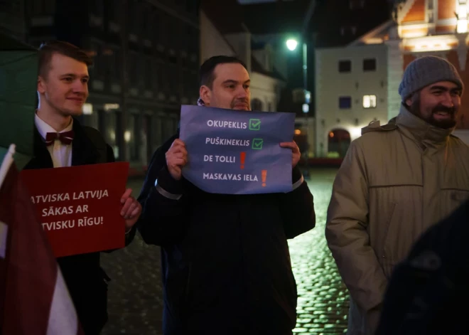 Latviešu nacionālistu biedrība “Austošā saule” pie Rīgas domes (RD) rīko protesta akciju, kurā aicina galvaspilsētu līdz galam atbrīvoties no Krievijas impēriju un PSRS slavinošiem pieminekļiem.