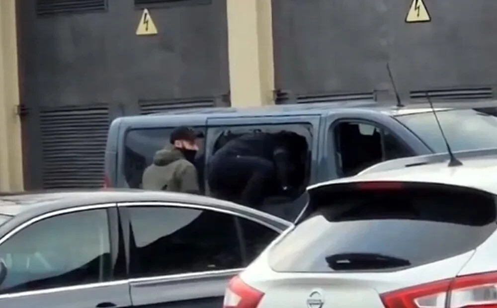 Sākts kriminālprocess par divu personu mēģinājumu Rīgas centrā apzagt mikroautobusu ar Vācijas numurzīmēm