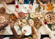 Kā izvairīties no pārēšanās svētku laikā? Iesaka uztura speciāliste