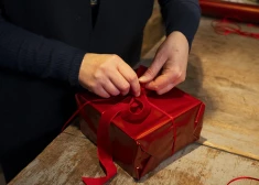 Video: kā pareizi iesaiņot dāvanu kasti?