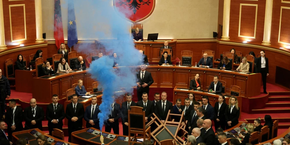 Deputātu plūkšanās gaisotnē Albānijas parlaments paver ceļu ekspremjera arestam
