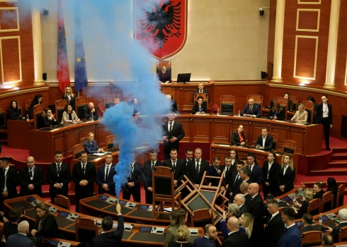 Deputātu plūkšanās gaisotnē Albānijas parlaments paver ceļu ekspremjera arestam