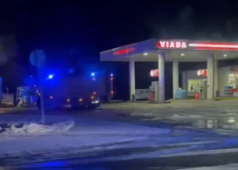 VIDEO: kravas auto taranējis gāzes uzpildes staciju Straupē