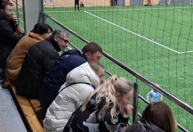 Avenu pāris skatās futbola spēli, kurā piedalās abu dēls Filips.