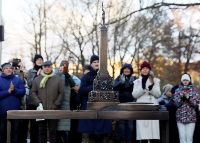 Decembra sākumā sabojātais taktilais Brīvības piemineklis atkal uzstādīts Brīvības laukumā