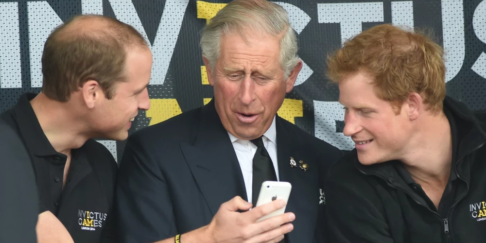 Karalis Čārlzs jaunajiem ģimenes pārstāvjiem uz Ziemassvētku pusdienām aizliedzis ņemt līdzi mobilos telefonus. Par selfijiem būs jāaizmirst!