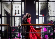 FOTO: VEF Kultūras pilī izskan multimediālā džūkboksa mūzikls "Mežrozīte. Pilsētas romance divās daļās"