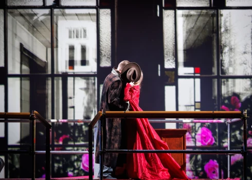 FOTO: VEF Kultūras pilī izskan multimediālā džūkboksa mūzikls "Mežrozīte. Pilsētas romance divās daļās"