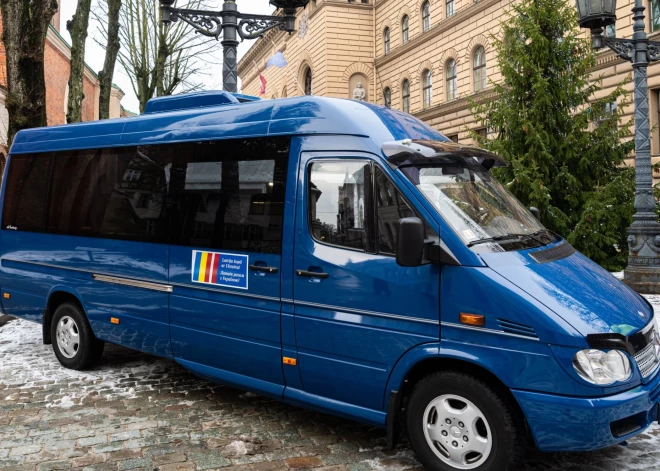 Saeimas mikroautobuss ar ziedojumiem bērniem devies ceļā uz Ukrainas internātskolu