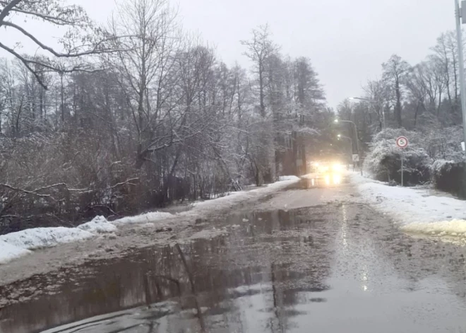 Garkalnē jau otro dienu ļaudis cīnās ar no krastiem izgājušo Krievupi