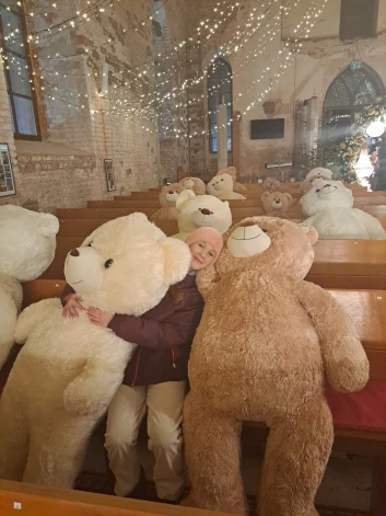 Kāds labvēlis pagājušajos Ziemassvētkos izrotāja Ropažu baznīcu, un dievnama solos sēdēja ne tikai cilvēki, bet arī spēļu lāči. Zigrīda saprata, ka lāči var lieliski kalpot arī psiholoģes prakses vietā.